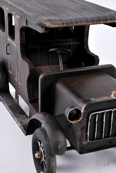 Auto d'epoca latta e legno