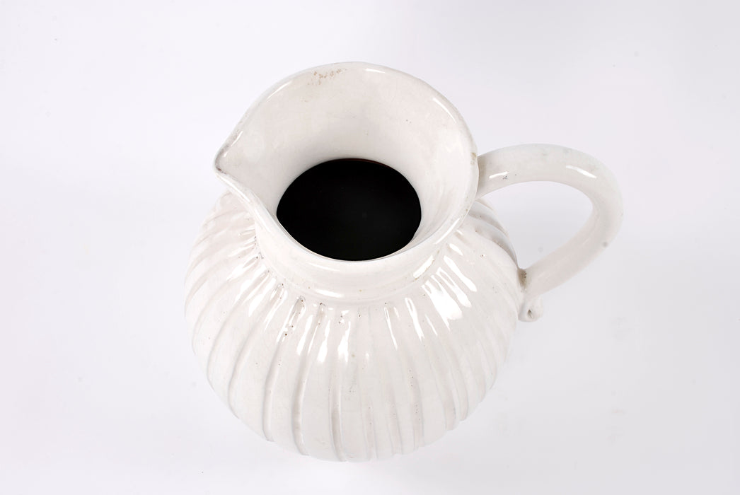 Brocca in ceramica bianco invecchiato