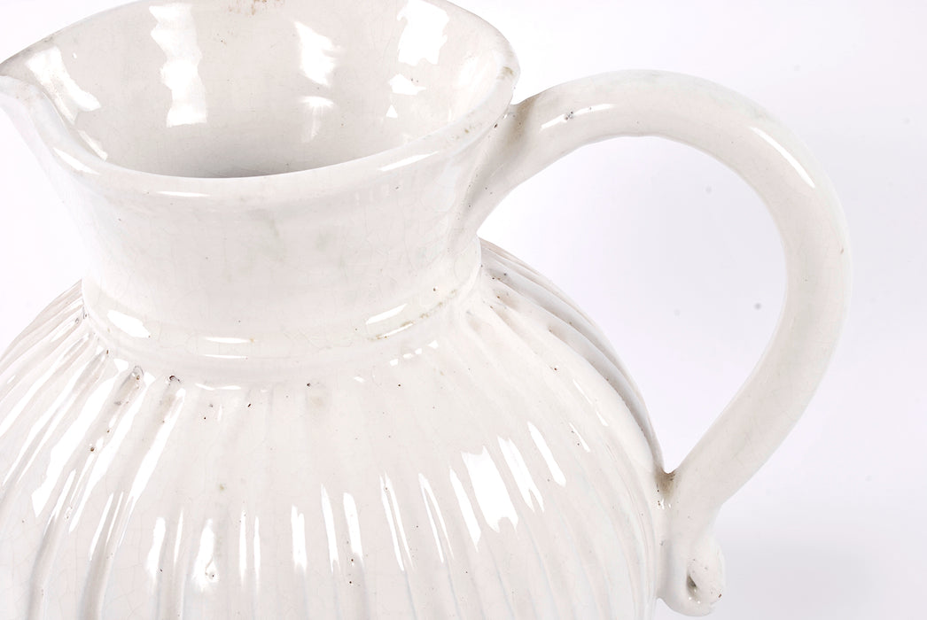 Brocca in ceramica bianco invecchiato