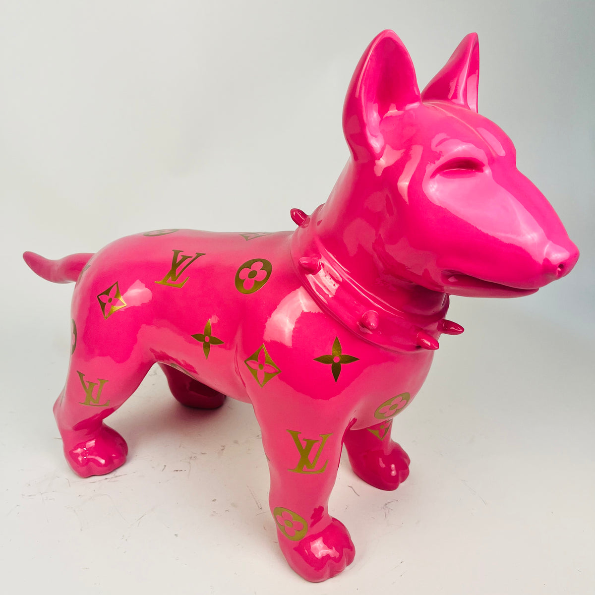 Statuetta di donna in resina rosa cm 12x9x40,5