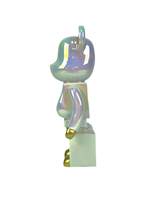 Bearbrick madreperla con dettagli dorati