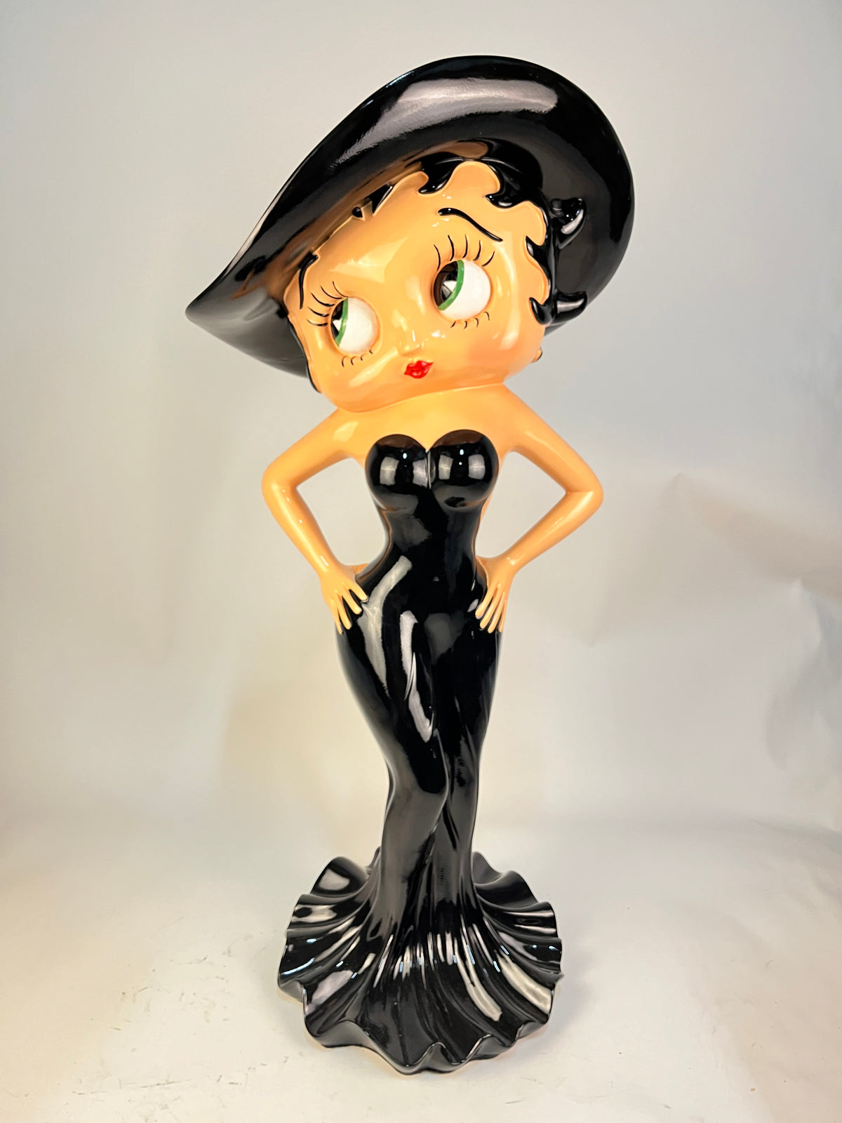 Statua Betty Boop vestito nero lucido lungo con cappello — Falantiqua srl