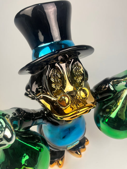 Statua Pop Art “Paperone con Sacchi di Denaro” – Effetto Specchio Verde e Oro