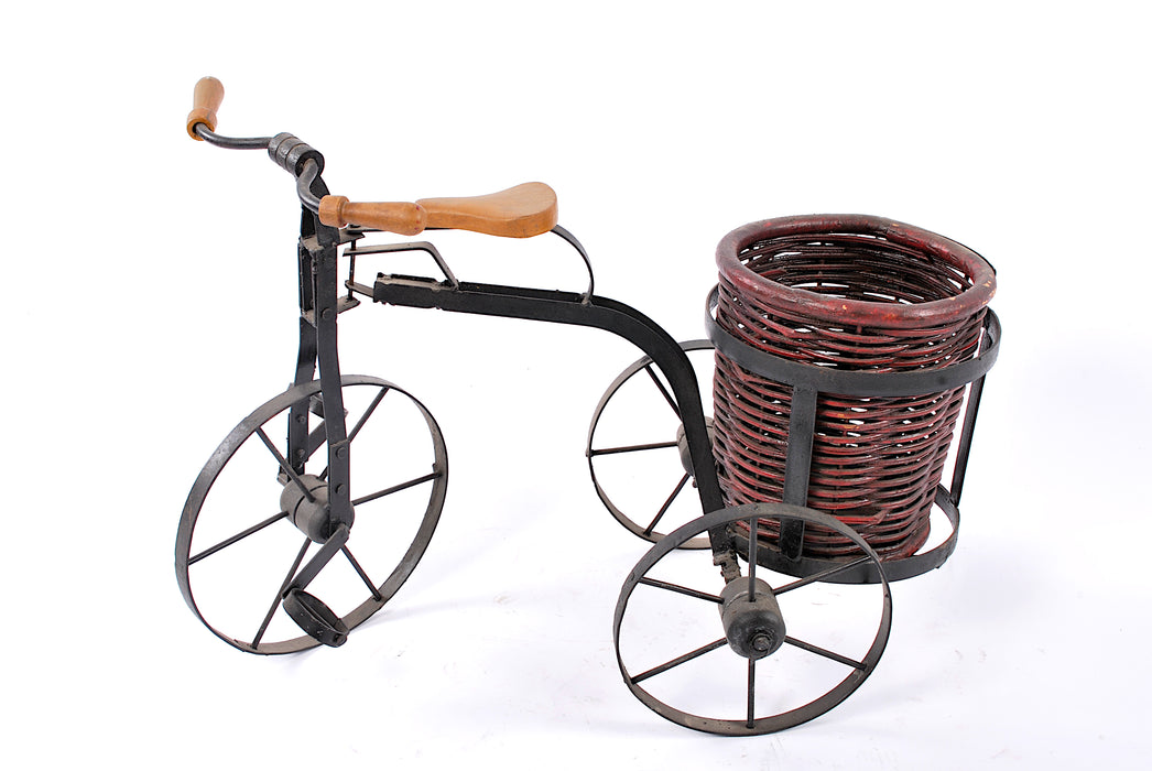 triciclo in ferro con cestino in rattan
