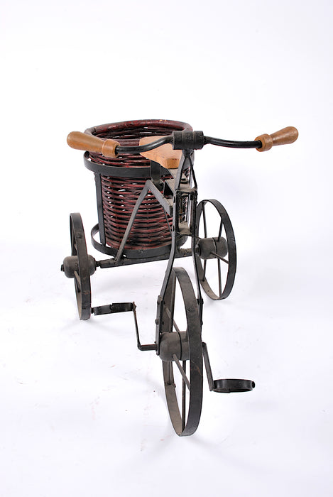 triciclo in ferro con cestino in rattan