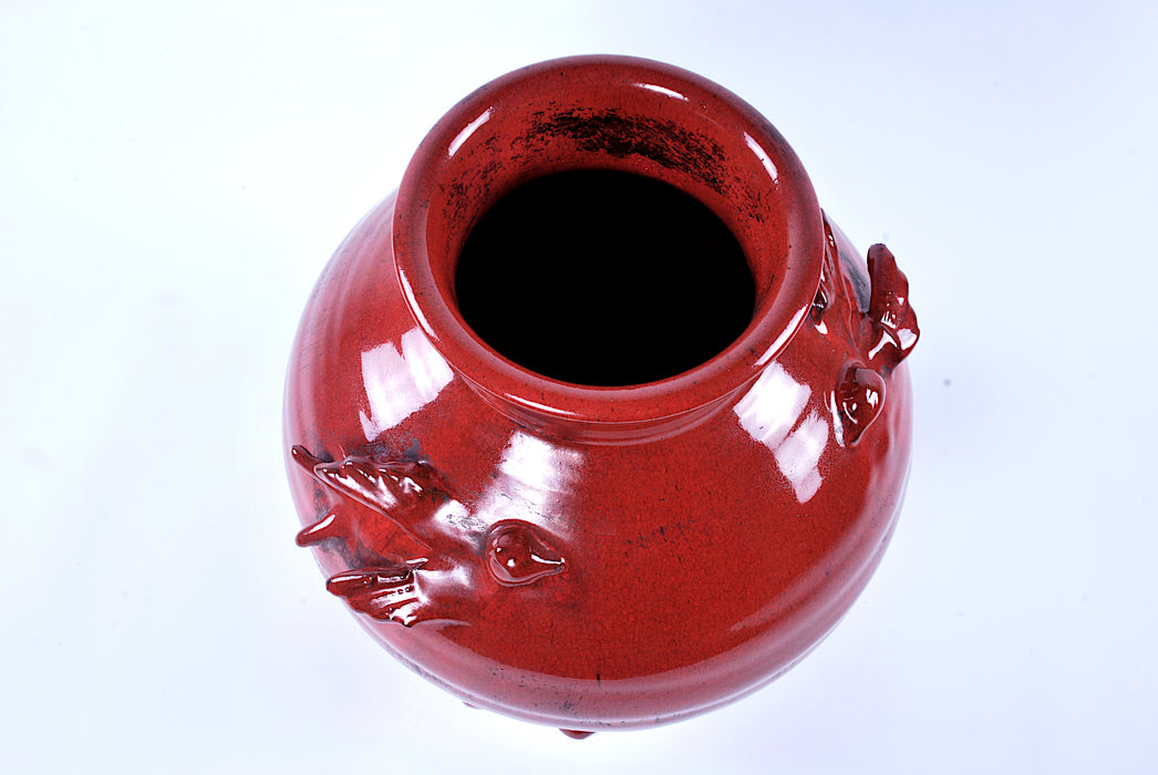 Vaso in ceramica rosso con decorazioni