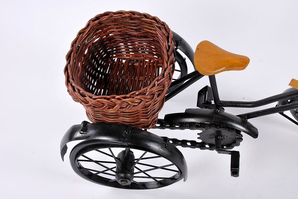 Triciclo con catena in ferro con cestino in rattan