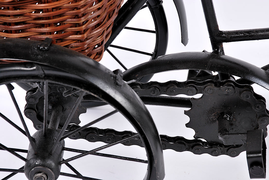 Triciclo in ferro con cestino in rattan