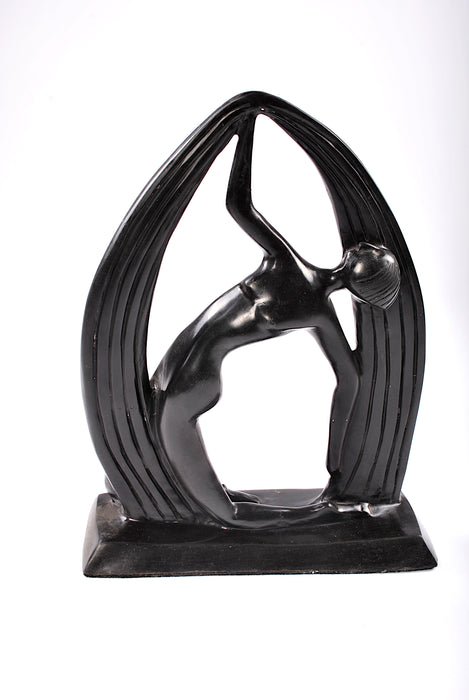 scultura moderna donna nuda ginocchio sotto arco bronzo