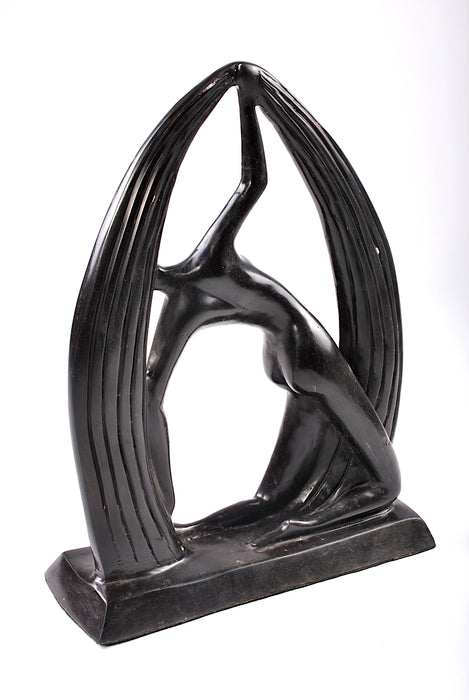 scultura moderna donna nuda ginocchio sotto arco bronzo
