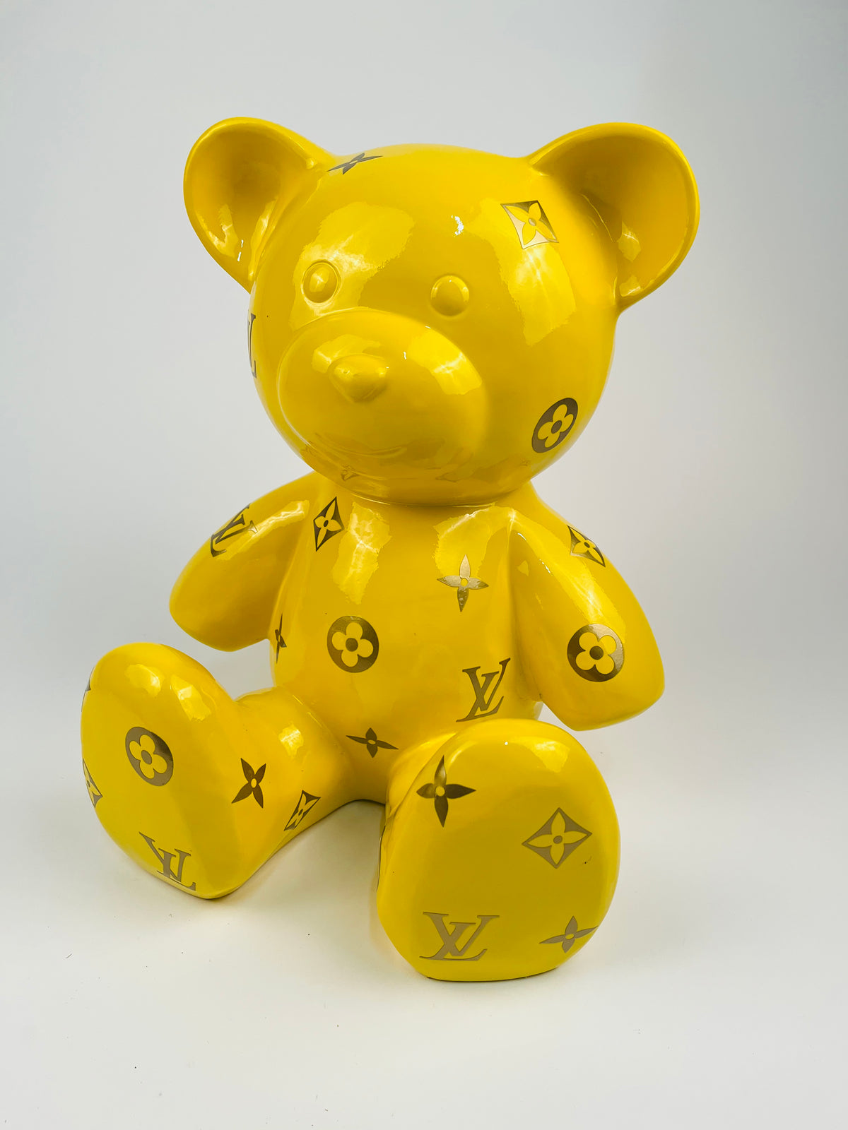 Estatua de resina de un oso sentado de Louis Vuitton ideal para